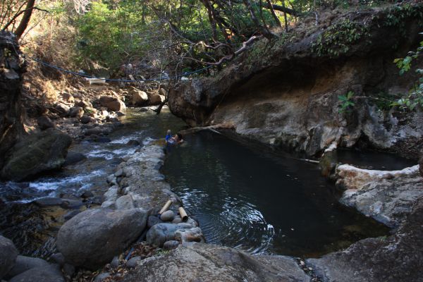 Rechts hotsprings met natuurlijk mengbad, links rivier
