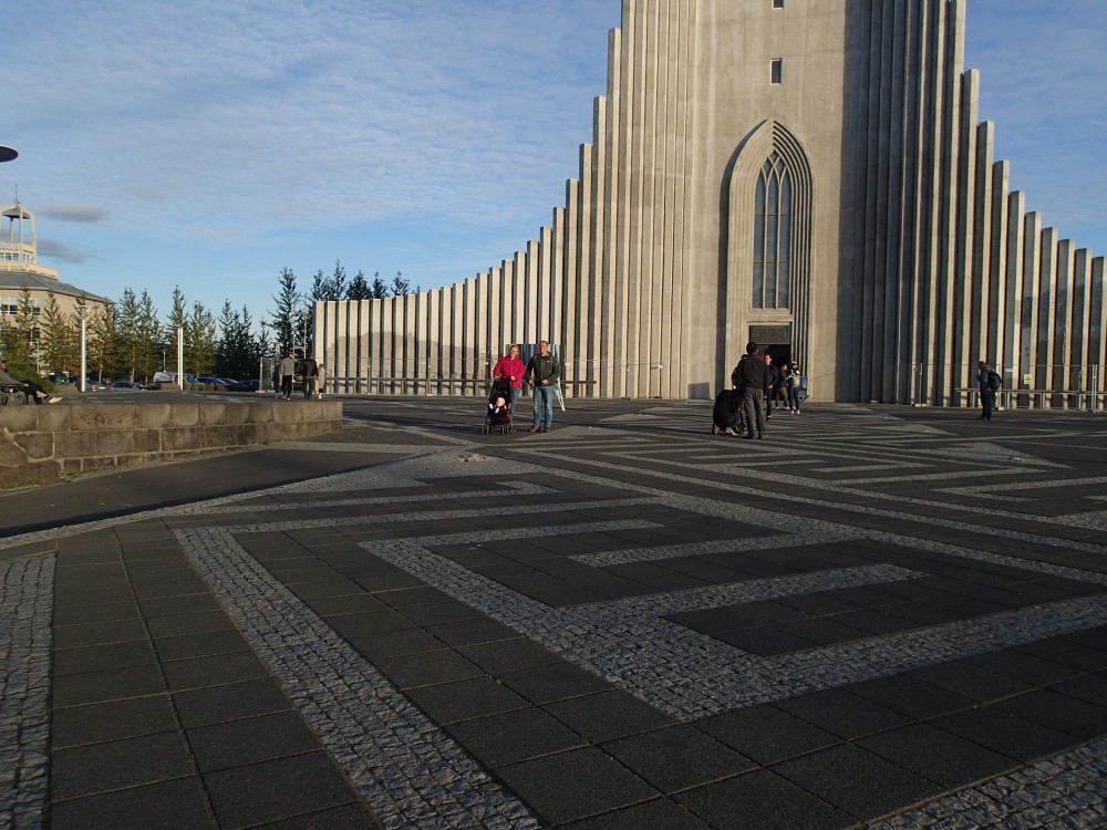 28-8 anika maakt foto kerk