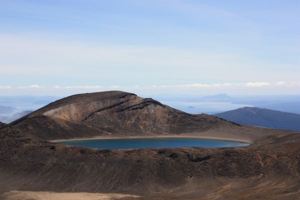 Blue Lake met in de achtergrond Lake Taupo