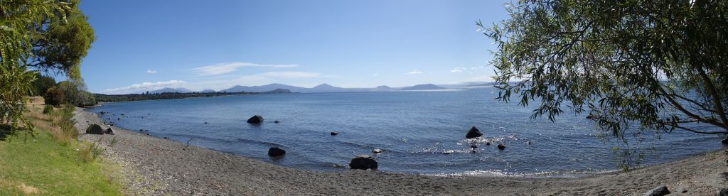 lake taupo met in de verte de vulkanen van tongariro