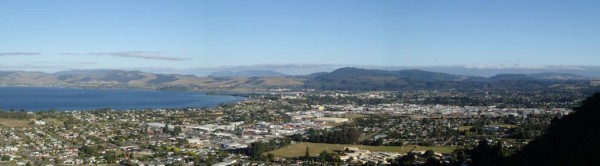 Rotorua met de vulkanen van Tongariro op de achtergrond