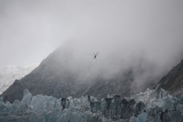 Foto vanaf gletsjer van helikopter die ons weer komt ophalen